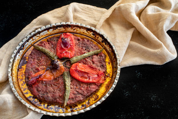 beaucoup de sortes de nourriture et de meze sur la table à manger. aliments locaux nommés sini kebabı et tepsiye et basma. - antakya photos et images de collection