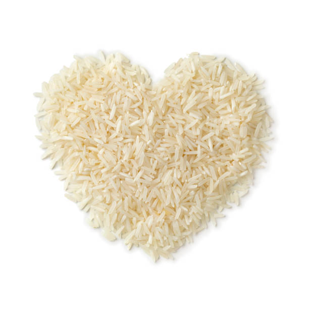 monte em forma de coração de arroz basmati cru isolado em fundo branco - clipping path rice white rice basmati rice - fotografias e filmes do acervo