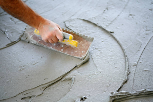 instalación de azulejos cerámicos - tile adhesive fotografías e imágenes de stock