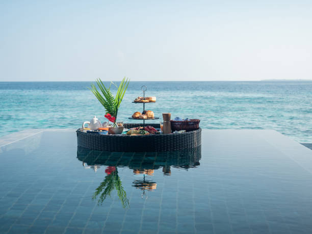 floating breakfast on infinity pool in luxury hotel - flutuando na água imagens e fotografias de stock