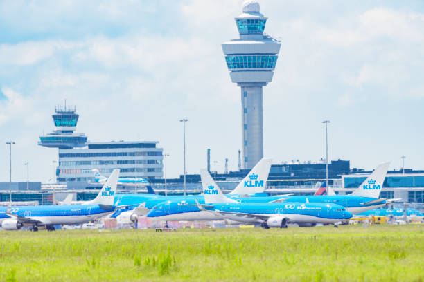 アムステルダム近郊のスキポール空港のターマックに駐車した飛行機 - air france klm ストックフォトと画像