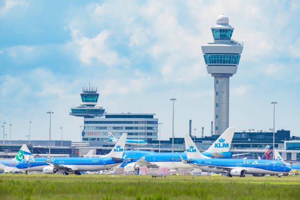 アムステルダム近郊のスキポール空港のターマックに駐車した飛行機 - air france klm ストックフォトと画像
