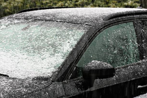 istock snow on the car 1298873102