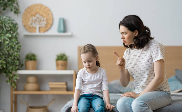 mère gronder sa fille enfant. - gronder photos et images de collection