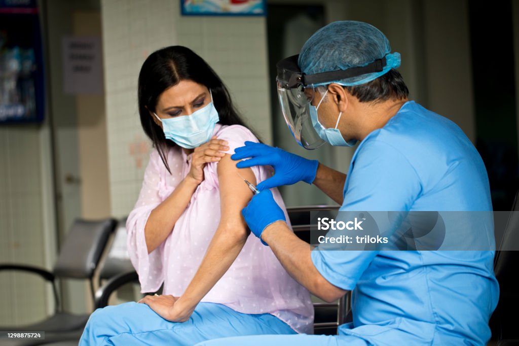 Arzt injiziert Impfstoff an Patientin - Lizenzfrei Indien Stock-Foto