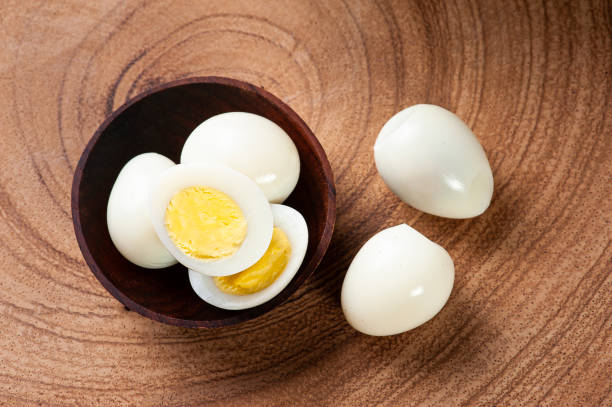 huevos de codorniz hervidos dispuestos sobre fondo de madera - huevo de codorniz fotografías e imágenes de stock