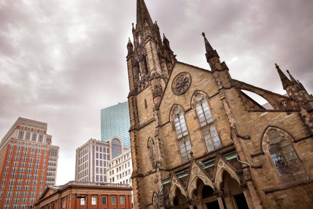 igreja do pacto na área de back bay de boston - boston skyline day back bay - fotografias e filmes do acervo