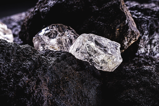 Diamante áspero, piedra preciosa en las minas. Concepto de minería y extracción de raros mineral. photo