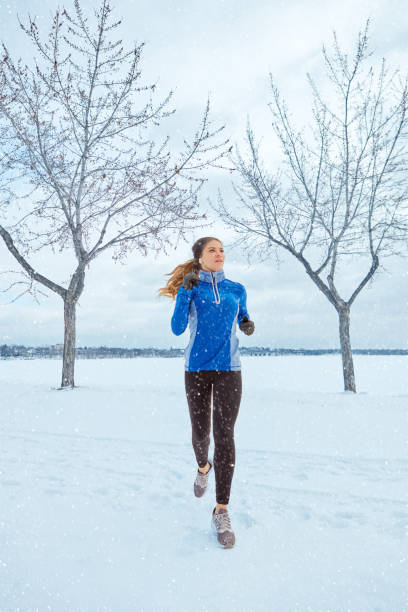 los cuerpos de verano se fabrican en invierno - fresh snow audio fotografías e imágenes de stock