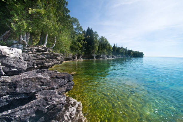 cave point - michigan gölü kıyı şeridi - door county, wisconsin - wisconsin stok fotoğraflar ve resimler