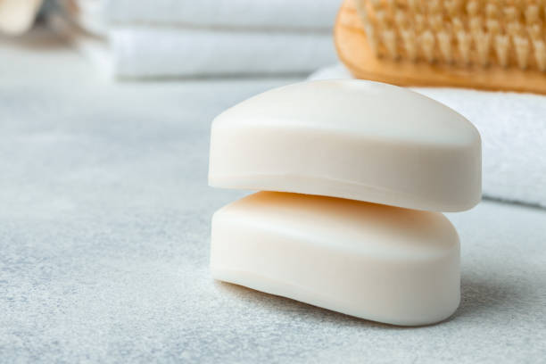 bar z naturalnym ręcznie robionym mydłem, ręcznikiem i przedmiotami spa - bar of soap zdjęcia i obrazy z banku zdjęć