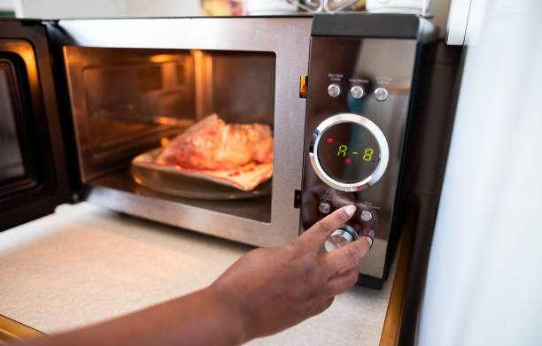 démarrage du four à micro-ondes - timer cooking domestic kitchen time photos et images de collection