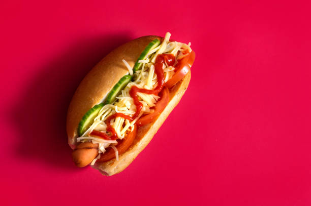 panino hot dog sporco gourmet con vari guarnire su sfondo rosso. opzione sana di fast food. - salsa relish cucumber party foto e immagini stock