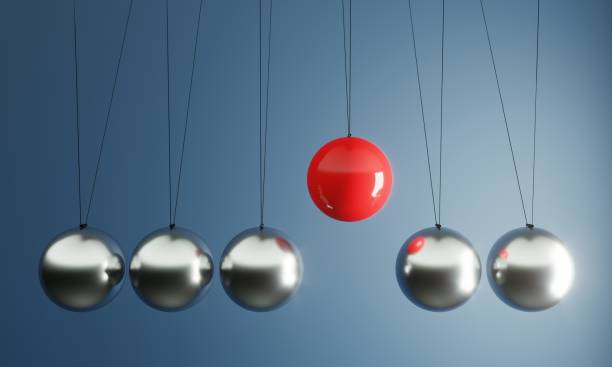 pendolo sfera rossa - impact pendulum sphere newtons cradle foto e immagini stock