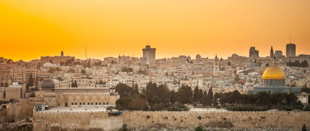 jerozolimskie stare miasto o zachodzie słońca - jerusalem israel skyline panoramic zdjęcia i obrazy z banku zdjęć