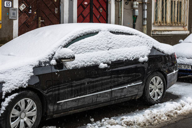 nieve en los coches por la mañana. temporada de invierno, coches helados. concepto de invierno, coches congelados en la carretera en bucarest, rumania, 2021 - 6184 fotografías e imágenes de stock