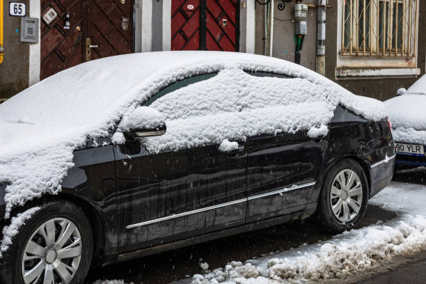 neve sulle auto al mattino. stagione invernale, auto ghiacciate. concetto invernale, auto congelate in viaggio a bucarest, romania, 2021 - 6184 foto e immagini stock