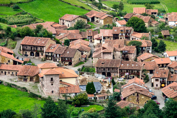 vila de carmona, vale cabuerniga, cantábria, espanha. - carmona - fotografias e filmes do acervo