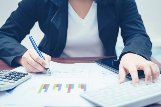 business woman hand using keyboard and typing computer technology for analysis and budget financial accounting with use pen pointing on growth statistics chart and graph on paper work. empresaria a mano utilizando el teclado y la tecnología de la computadora de escritura para el análisis y la contabilidad financiera de presupuesto con lápiz de uso que apunta en el gráfico de estadísticas de crecimiento y gráfico sobre el trabajo en