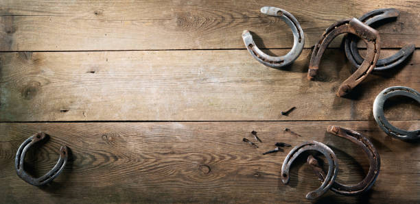 zapatos de caballo viejos oxidados en el suelo del granero - wood rustic close up nail fotografías e imágenes de stock