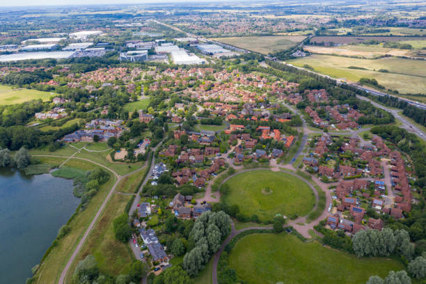 上空からドローンで撮影された晴れた夏の日に典型的な英国の住宅地を示す英国のミルトンケインズ村の航空写真 - summers day ストックフォトと画像