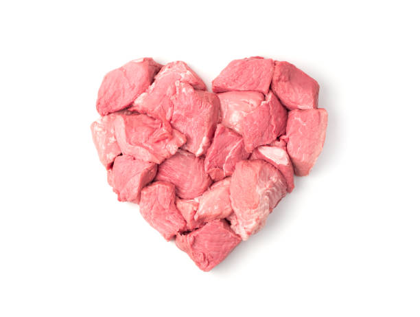 carne cruda disposta a forma di cuore. la vista dall'alto - meat beef love heart shape foto e immagini stock