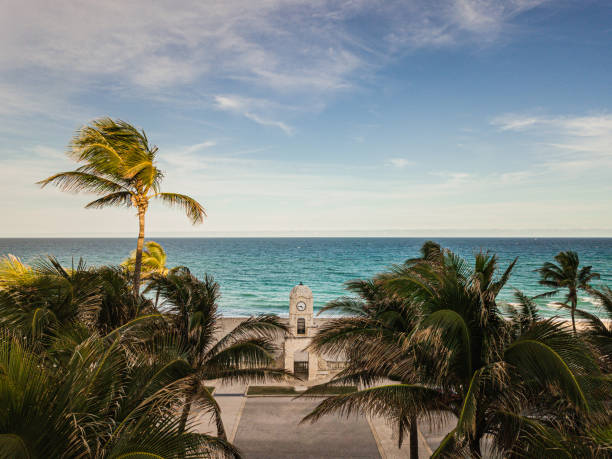 vista aérea de la torre del reloj de worth avenue en palm beach, florida, un día de semana en enero de 2021 - travel luxury aerial view beach fotografías e imágenes de stock