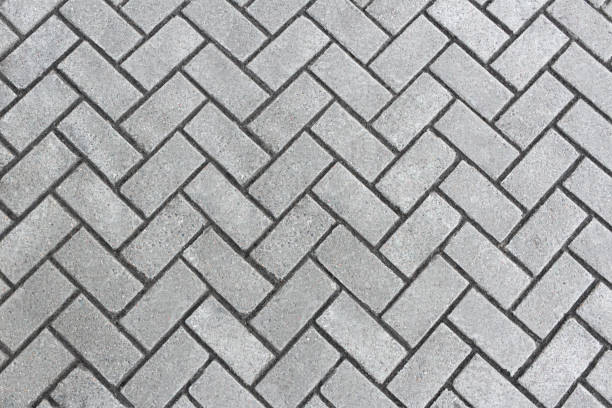 piastrelle grigie sul marciapiede in diagonale. texture, motivo. spazio di copia - paving stone sidewalk concrete brick foto e immagini stock