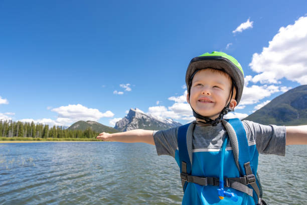 симпатичный kid велоспорт в банф и вермилион озер, альберта, канада - child outdoors bow horizontal стоковые фото и изображения