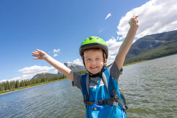 симпатичный kid велоспорт в банф и вермилион озер, альберта, канада - child outdoors bow horizontal стоковые фото и изображения