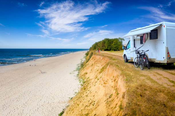 férias na polônia - motorhome sobre um penhasco no mar báltico - rewal - fotografias e filmes do acervo