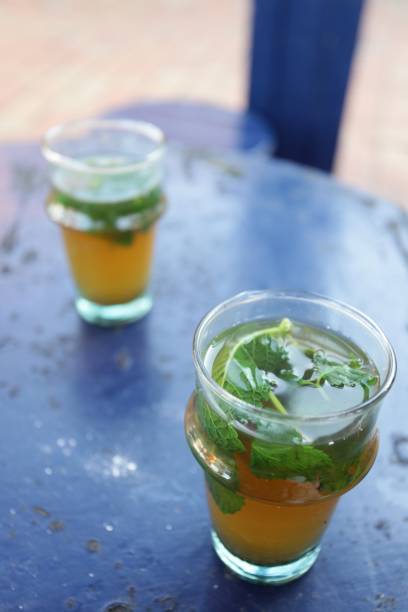 vero tè alla menta calda in marocco - morocco tea glass mint tea foto e immagini stock