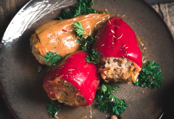 juicy fresh stuffed bell pepper with herbs - brown rice fotos imagens e fotografias de stock