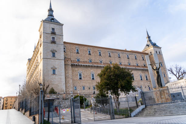 emblemático edificio del alcázar de toledo en toledo, españa, en un soleado día de primavera - 5601 fotografías e imágenes de stock