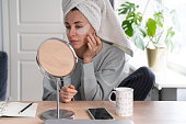 frau-mit-handtuch-auf-dem-kopf-tragen-hydrogel-unter-augen-recovery-patches-zu-hause-blick-in.jpg?b=1&s=170x170&k=20&c=kNXK6uBK1dzQmpruxugJwNqgg-b1oPvK15OXZ1M-OM4=