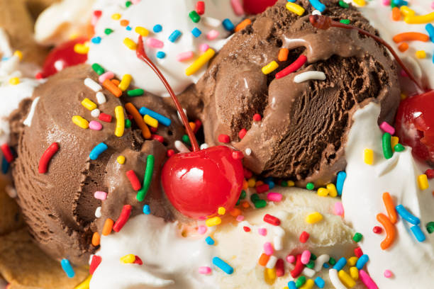 домашнее мороженое sundae начос - ice cream sundae стоковые фото и изображения