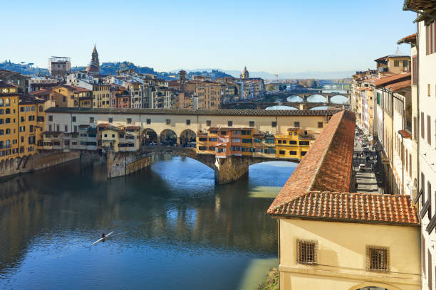 ponte vecchio and arno river, florence tuscany italy - ponte vecchio imagens e fotografias de stock