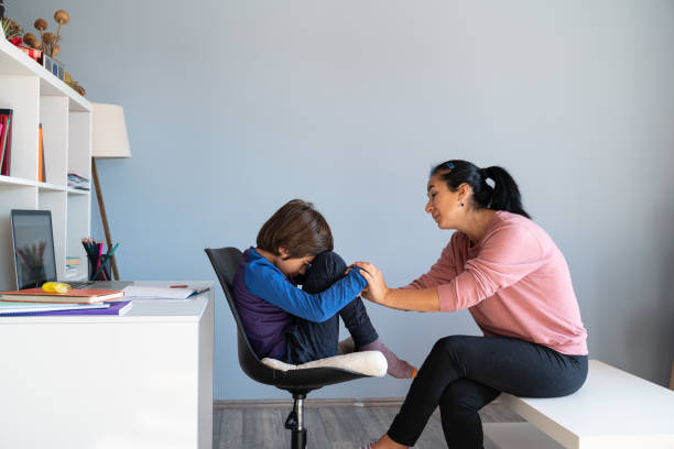 mother talking to bored schoolboy having e-learning - child therapy imagens e fotografias de stock