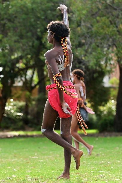 australianos aborígenes dançando dança tradicional durante as comemorações do dia da austrália - aboriginal art australia indigenous culture - fotografias e filmes do acervo