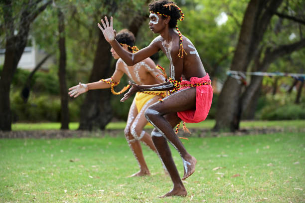 australianos aborígenes dançando dança tradicional durante as comemorações do dia da austrália - aboriginal art australia indigenous culture - fotografias e filmes do acervo