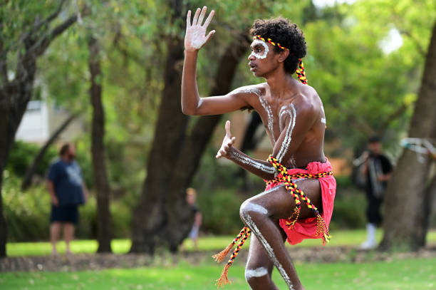 australianos aborígenes dançando dança tradicional durante as comemorações do dia da austrália - etnia aborígene australiana ilustrações - fotografias e filmes do acervo