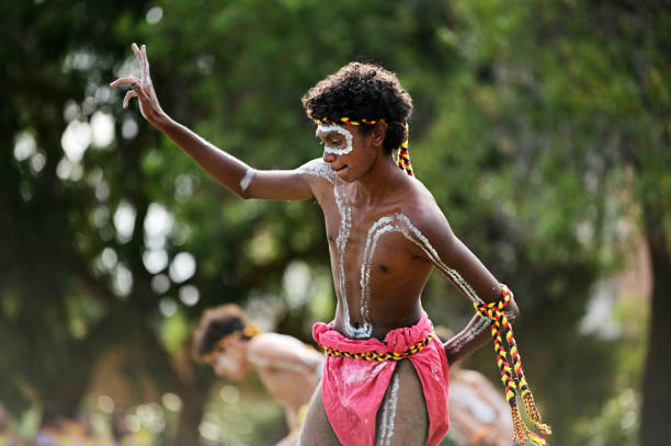 australianos aborígenes dançando dança tradicional durante as comemorações do dia da austrália - aboriginal art australia indigenous culture - fotografias e filmes do acervo