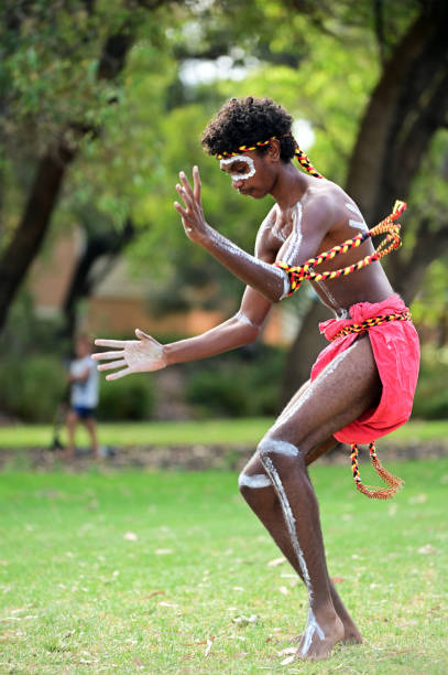 australianos aborígenes dançando dança tradicional durante as comemorações do dia da austrália - aboriginal art australia indigenous culture - fotografias e filmes do acervo