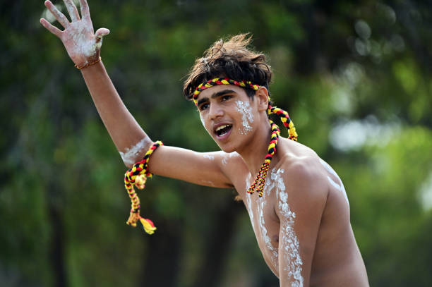 australianos aborígenes dançando dança tradicional durante as comemorações do dia da austrália - etnia aborígene australiana ilustrações - fotografias e filmes do acervo