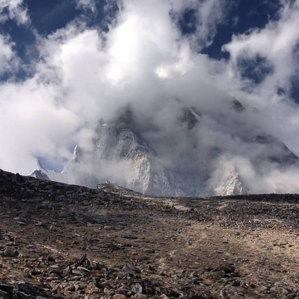 monte pumori en las nubes - everest región nepal - mt pumori fotografías e imágenes de stock