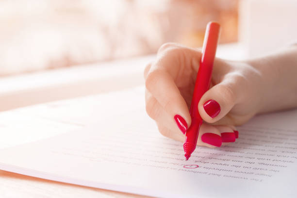 рука редактора или учителя с ошибками корректирования красной ручки в рукописной эссе - red pen paper document стоковые фото и изображения
