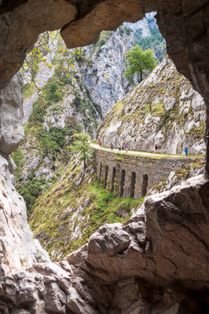 paesaggio del percorso cares a picos de europa - covadonga foto e immagini stock