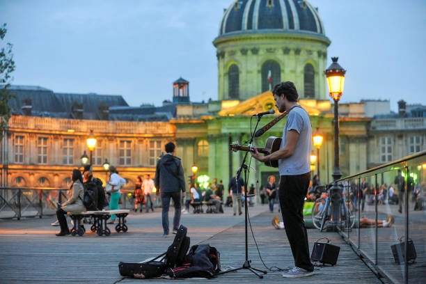 paris, pont des arts - street musician stock-fotos und bilder