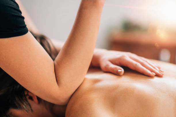 lomi lomi hawaiian ryggmassage - massage bildbanksfoton och bilder