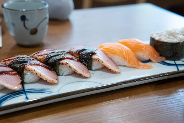 крупным планом японских суши нигири в ресторане - tuna prepared fish mayonnaise restaurant стоковые фото и изображения